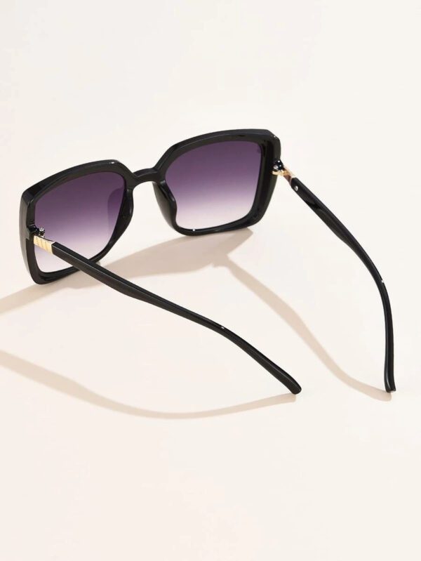1 pièce Lunettes carrées surdimensionnées élégantes au style rétro, en plastique, pour femmes. Modèle simple et chic, à l'allure européenne et américaine, dans un style mode . Convient pour un usage quotidien, les vacances et les voyages à la plage. Accessoire mode femme pour les tenues d'été, de plage, de voyage, de sortie, de travail et de cadeaux – Image 4