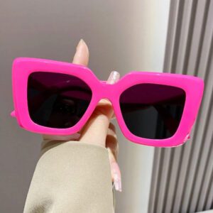 1 pièce Lunettes de soleil carrées en plastique décorées à la mode pour femmes, accessoires de plage, lunettes de soleil d'été, accessoires de voyage et de vacances, élégant pour les sorties en famille, les voyages, les vacances à la plage