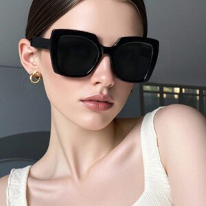 1 pièce Lunettes de soleil carrées en plastique décorées à la mode pour femmes, accessoires de plage, lunettes de soleil d'été, accessoires de voyage et de vacances, élégant pour les sorties en famille, les voyages, les vacances à la plage