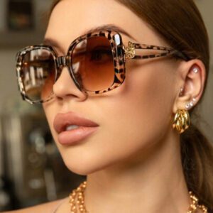Lunettes de soleil vintage à grand cadre carré en plastique, monture de mode classique pour les sorties en extérieur, les voyages, la plage et les vacances. Protection UV élégante et à la mode pour les sorties en famille, les vacances d'été, la plage, les voyages et les loisirs en extérieur.