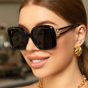Lunettes de soleil vintage à grand cadre carré en plastique, monture de mode classique pour les sorties en extérieur, les voyages, la plage et les vacances. Protection UV élégante et à la mode pour les sorties en famille, les vacances d'été, la plage, les voyages et les loisirs en extérieur.