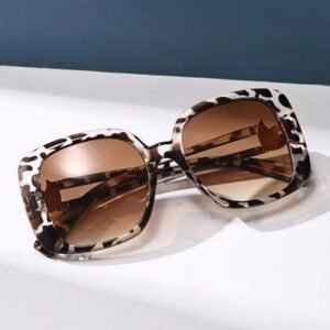 Lunettes de soleil vintage à grand cadre carré en plastique, monture de mode classique pour les sorties en extérieur, les voyages, la plage et les vacances. Protection UV élégante et à la mode pour les sorties en famille, les vacances d'été, la plage, les voyages et les loisirs en extérieur.