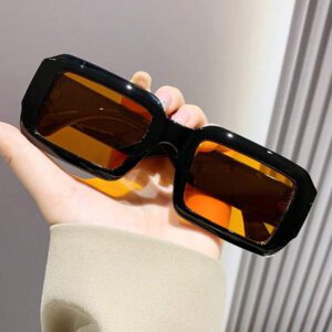 Lunettes de soleil carrées vintage pour femmes, en plastique, design classique à la mode. Décoration, protection UV pour l'extérieur, les voyages, la plage, les vacances. Accessoires de plage pour femmes. Lunettes de soleil de base adaptées aux pulls, jeans, survêtements, sweats à capuche, vestes, robes et chemises à manches longues. Ombrage à la mode, tenue élégante pour les sorties en famille, les voyages, les vacances et l'été à la plage