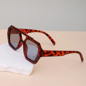 Nouvelle paire de lunettes de mode carrée haut de gamme pour femmes et hommes. Lunettes de mode avec des verres uniques rétro et océaniques. Convient pour le port quotidien, les accessoires de plage pour femmes, les pour l'été, la plage, les vacances, l'extérieur et les voyages. Monture oversize style bohème léopard écaille de tortue pour les vacances, la plage et les voyages.