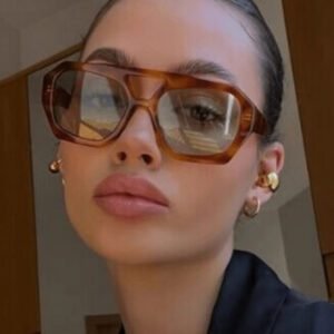 Nouvelle paire de lunettes de mode carrée haut de gamme pour femmes et hommes. Lunettes de mode avec des verres uniques rétro et océaniques. Convient pour le port quotidien, les accessoires de plage pour femmes, les pour l'été, la plage, les vacances, l'extérieur et les voyages. Monture oversize style bohème léopard écaille de tortue pour les vacances, la plage et les voyages.