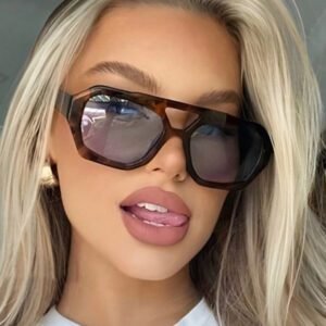 Nouvelle paire de lunettes de mode carrée haut de gamme pour femmes et hommes. Lunettes de mode avec des verres uniques rétro et océaniques. Convient pour le port quotidien, les accessoires de plage pour femmes, les pour l'été, la plage, les vacances, l'extérieur et les voyages. Monture oversize style bohème léopard écaille de tortue pour les vacances, la plage et les voyages.