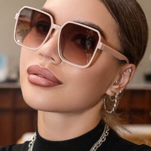 Lunettes de soleil vintage surdimensionnées à monture carrée en plastique pour femmes, style classique à la mode, accessoire de décoration pour la plage, les vacances et la protection solaire. Lunettes de soleil pour femmes, accessoires de plage, lunettes de soleil , tenue élégante, sorties en famille, voyages, vacances, été, plage, extérieur, voyage