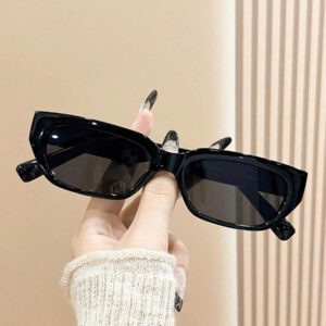 1 paire de lunettes de soleil rétro unisexes à petite monture rectangulaire noire classique, convenant aux sports, aux voyages, aux festivals de musique, au style sportif, à la conduite, aux tenues de vacances, à la plage, aux sorties, aux accessoires d'été, aux vacances, aux sorties en famille, à la protection UV, au golf, à la randonnée, au style élégant, aux accessoires de mode de rue, aux fêtes, aux activités de plein air, au style de rue, à la pêche, aux vacances, à la protection solaire