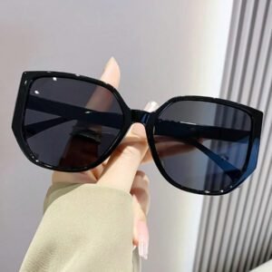 Lunettes de soleil rétro à grand cadre carré en plastique, design classique, décoration pour les voyages, les vacances à la plage, la protection UV et la conduite. Lunettes de soleil de mode unisexe élégantes pour les sorties en famille, les vacances, l'été, la plage, les voyages et les activités extérieures