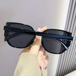 Lunettes de soleil rétro à grand cadre carré en plastique, design classique, décoration pour les voyages, les vacances à la plage, la protection UV et la conduite. Lunettes de soleil de mode unisexe élégantes pour les sorties en famille, les vacances, l'été, la plage, les voyages et les activités extérieures