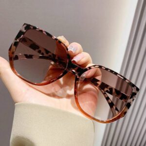 Lunettes de soleil rétro à grand cadre carré en plastique, design classique, décoration pour les voyages, les vacances à la plage, la protection UV et la conduite. Lunettes de soleil de mode unisexe élégantes pour les sorties en famille, les vacances, l'été, la plage, les voyages et les activités extérieures