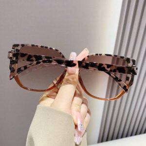 Lunettes de soleil rétro à grand cadre carré en plastique, design classique, décoration pour les voyages, les vacances à la plage, la protection UV et la conduite. Lunettes de soleil de mode unisexe élégantes pour les sorties en famille, les vacances, l'été, la plage, les voyages et les activités extérieures