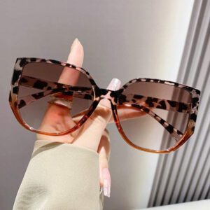 Lunettes de soleil rétro à grand cadre carré en plastique, design classique, décoration pour les voyages, les vacances à la plage, la protection UV et la conduite. Lunettes de soleil de mode unisexe élégantes pour les sorties en famille, les vacances, l'été, la plage, les voyages et les activités extérieures