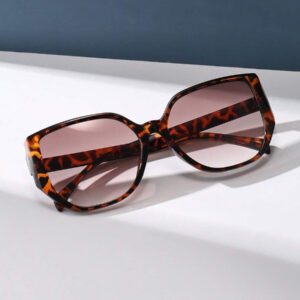 Lunettes de soleil rétro à grand cadre carré en plastique, design classique, décoration pour les voyages, les vacances à la plage, la protection UV et la conduite. Lunettes de soleil de mode unisexe élégantes pour les sorties en famille, les vacances, l'été, la plage, les voyages et les activités extérieures