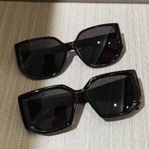 Lunettes de soleil rétro à grand cadre carré en plastique, design classique, décoration pour les voyages, les vacances à la plage, la protection UV et la conduite. Lunettes de soleil de mode unisexe élégantes pour les sorties en famille, les vacances, l'été, la plage, les voyages et les activités extérieures