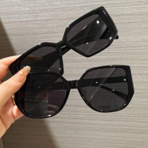 Lunettes de soleil rétro à grand cadre carré en plastique, design classique, décoration pour les voyages, les vacances à la plage, la protection UV et la conduite. Lunettes de soleil de mode unisexe élégantes pour les sorties en famille, les vacances, l'été, la plage, les voyages et les activités extérieures