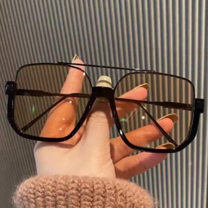 1 pièce Lunettes de mode à monture carrée mi-cadre. Accessoires polyvalents vintage pour les sorties à la plage, les vacances d'été, Halloween, les tenues décontractées d'automne/hiver, les affaires casual. Un cadeau idéal pour les vacances d'été à la plage, les sorties en plein air et les voyages. Monture oversize style vintage pour aviateur