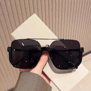 1 pièce Lunettes de mode à monture carrée mi-cadre. Accessoires polyvalents vintage pour les sorties à la plage, les vacances d'été, Halloween, les tenues décontractées d'automne/hiver, les affaires casual. Un cadeau idéal pour les vacances d'été à la plage, les sorties en plein air et les voyages. Monture oversize style vintage pour aviateur