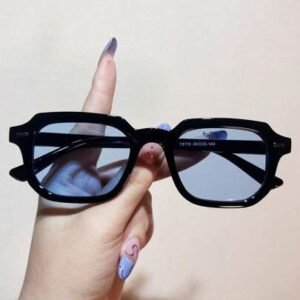 1 pièce Lunettes de soleil élégantes pour femmes 2024 Nouvelles lunettes de soleil carrées rétro cloutées, convenant aux vacances, fêtes, accessoires de plage pour femmes. Lunettes de soleil , élégante tenue pour les sorties familiales, les voyages, les vacances d'été à la plage, en extérieur, en voyage