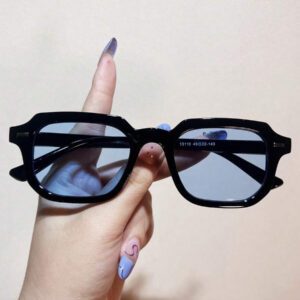 1 pièce Lunettes de soleil élégantes pour femmes 2024 Nouvelles lunettes de soleil carrées rétro cloutées, convenant aux vacances, fêtes, accessoires de plage pour femmes. Lunettes de soleil , élégante tenue pour les sorties familiales, les voyages, les vacances d'été à la plage, en extérieur, en voyage