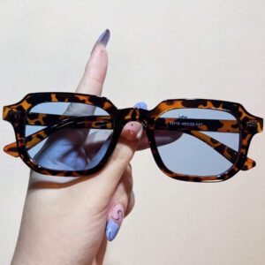 1 pièce Lunettes de soleil élégantes pour femmes 2024 Nouvelles lunettes de soleil carrées rétro cloutées, convenant aux vacances, fêtes, accessoires de plage pour femmes. Lunettes de soleil , élégante tenue pour les sorties familiales, les voyages, les vacances d'été à la plage, en extérieur, en voyage