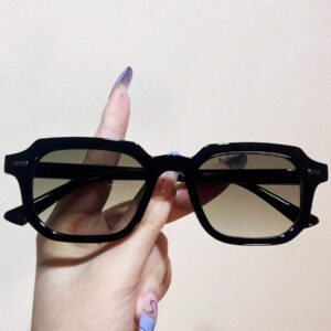 1 pièce Lunettes de soleil élégantes pour femmes 2024 Nouvelles lunettes de soleil carrées rétro cloutées, convenant aux vacances, fêtes, accessoires de plage pour femmes. Lunettes de soleil , élégante tenue pour les sorties familiales, les voyages, les vacances d'été à la plage, en extérieur, en voyage