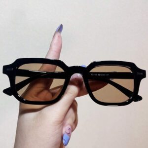 1 pièce Lunettes de soleil élégantes pour femmes 2024 Nouvelles lunettes de soleil carrées rétro cloutées, convenant aux vacances, fêtes, accessoires de plage pour femmes. Lunettes de soleil , élégante tenue pour les sorties familiales, les voyages, les vacances d'été à la plage, en extérieur, en voyage