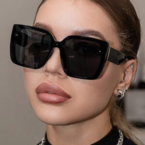 Lunettes de soleil vintage à grand cadre carré, cadre épais en plastique, modèle classique, convient aux hommes et aux femmes. Design décoratif pour l'extérieur, les voyages, la plage et les vacances. Avec protection UV. Accessoires de plage pour femmes. Lunettes de soleil de base qui conviennent aux pulls, jeans, survêtements, sweats à capuche, vestes, robes et chemises à manches longues. Une tenue élégante et pour les sorties en famille, les voyages et les vacances d'été à la plage