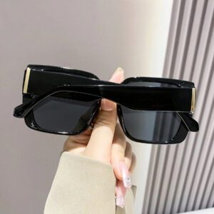 Lunettes de soleil vintage à grand cadre carré, cadre épais en plastique, modèle classique, convient aux hommes et aux femmes. Design décoratif pour l'extérieur, les voyages, la plage et les vacances. Avec protection UV. Accessoires de plage pour femmes. Lunettes de soleil de base qui conviennent aux pulls, jeans, survêtements, sweats à capuche, vestes, robes et chemises à manches longues. Une tenue élégante et pour les sorties en famille, les voyages et les vacances d'été à la plage