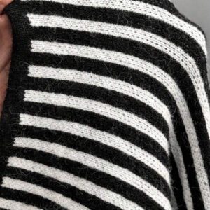 BamGleam Robe pull pour femme, tricotée, manches longues, épaules dénudées, rayures noires et blanches, décolleté en V profond, style long, sexy, ajustée. Idéale pour les sorties entre amis, casual et confortable. Vêtement basique pour l'automne et l'hiver.