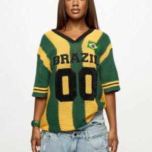 SUMWON WOMEN Maillot de style universitaire en tricot crocheté à col en V de l'équipe nationale du Brésil. Maillot de supporter de football à manches courtes avec numéro 00 et drapeau brodé. Taille oversize pour l'automne et l'hiver.