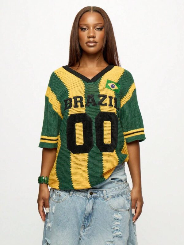 SUMWON WOMEN Maillot de style universitaire en tricot crocheté à col en V de l'équipe nationale du Brésil. Maillot de supporter de football à manches courtes avec numéro 00 et drapeau brodé. Taille oversize pour l'automne et l'hiver. – Image 2