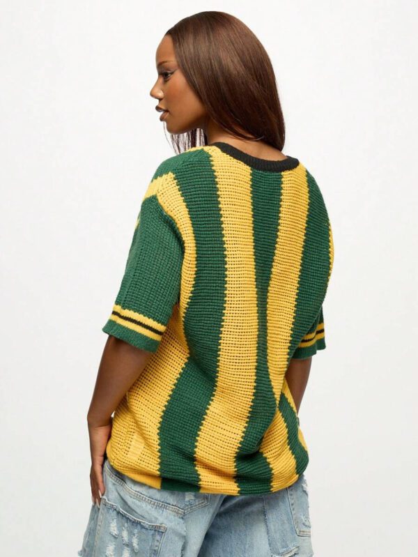 SUMWON WOMEN Maillot de style universitaire en tricot crocheté à col en V de l'équipe nationale du Brésil. Maillot de supporter de football à manches courtes avec numéro 00 et drapeau brodé. Taille oversize pour l'automne et l'hiver. – Image 3
