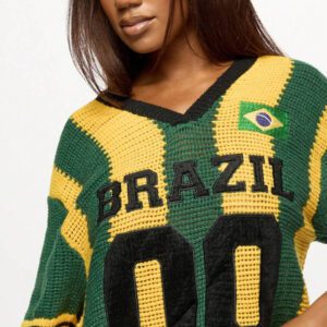 SUMWON WOMEN Maillot de style universitaire en tricot crocheté à col en V de l'équipe nationale du Brésil. Maillot de supporter de football à manches courtes avec numéro 00 et drapeau brodé. Taille oversize pour l'automne et l'hiver.