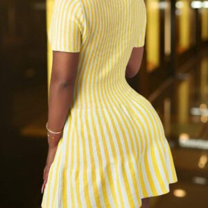 Slaydiva Nouvelle arrivée d'été 2025 Robe courte tricoté à col polo rayé élégante pour soirée et usage décontracté