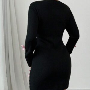 Chiquease Robe tricotée courte et ajustée avec col rond, tricot câblé, nœud papillon et patchwork