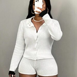 Slaydiva 2 pièces Ensemble de chemise manches longues basique et décontractée pour femmes avec motif ajouré transparent et short taille élastique avec motif ajouré transparent