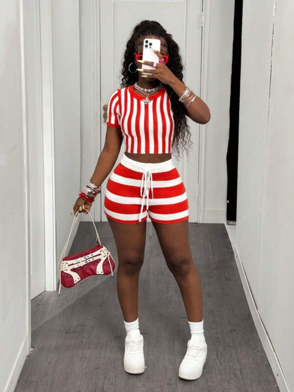 Slaydiva 2 pièces/Set Femmes Top à manches courtes avec imprimé graphique rayé rouge et blanc col rond et short avec nœud – Image 2