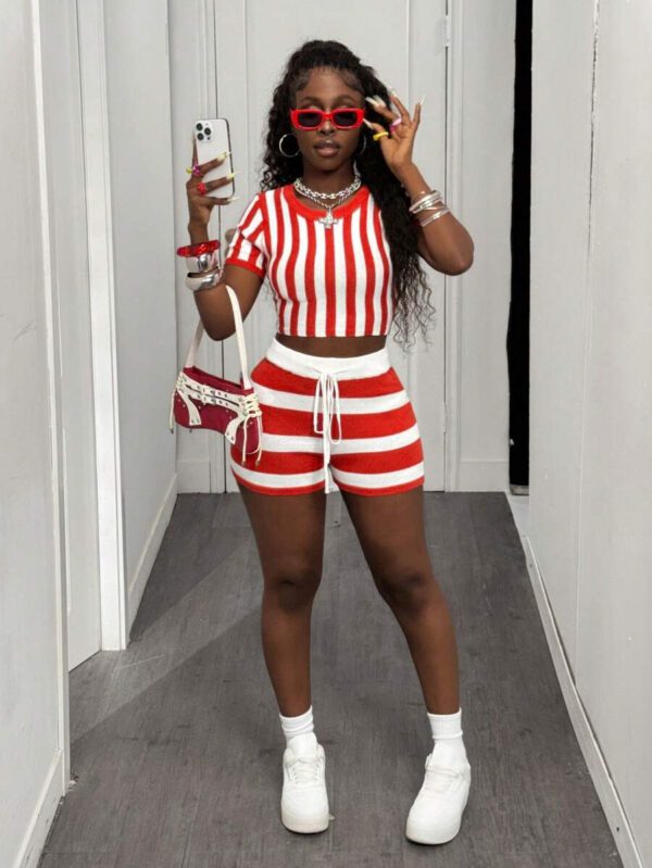 Slaydiva 2 pièces/Set Femmes Top à manches courtes avec imprimé graphique rayé rouge et blanc col rond et short avec nœud – Image 6