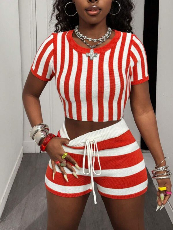 Slaydiva 2 pièces/Set Femmes Top à manches courtes avec imprimé graphique rayé rouge et blanc col rond et short avec nœud – Image 8