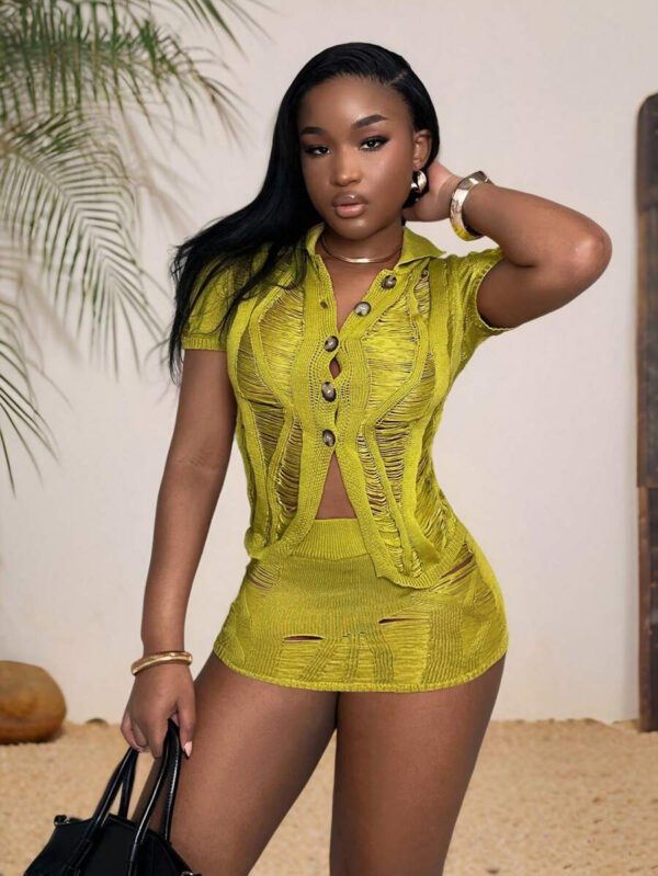 Slaydiva Ensemble 2 pièces pour femme, pull et mini-jupe moulante en crochet vert texturé ajouré. mode estivale 2025 pour festival de musique, Pâques, vacances, croisière, plage. Style décontracté avec col polo et manches courtes – Image 3