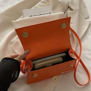 Sac à main carré à rabat de grande capacité pour femme, de haute qualité, idéal pour le shopping, les rendez-vous, toutes saisons, minimaliste, à la mode, sac à bandoulière avec bandoulière amovible et réglable.