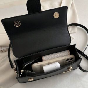 Sac à main carré premium en couleur unie avec rabat en PU, sac bandoulière simple pour les navettes, sac à main texturé de petite capacité. Convient pour le shopping, le portefeuille, les étudiantes, les jeunes femmes et les femmes de bureau. Parfait pour le bureau, l'université, le travail, les affaires, les trajets, les activités extérieures, les voyages et les pique-niques.