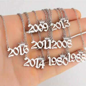 1 Pièce Collier D'année Numérotée En Acier Inoxydable, Commémorant Une Date Unique, Collier Pendentif En Forme De Couronne Pour Anniversaire, Cadeau D'anniversaire Pour Le Cou, Vintage, Élégant Et Minimaliste Collier De Chaîne De Clavicule Pendentif