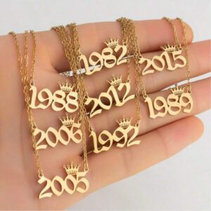 1 Pièce Collier D'année Numérotée En Acier Inoxydable, Commémorant Une Date Unique, Collier Pendentif En Forme De Couronne Pour Anniversaire, Cadeau D'anniversaire Pour Le Cou, Vintage, Élégant Et Minimaliste Collier De Chaîne De Clavicule Pendentif