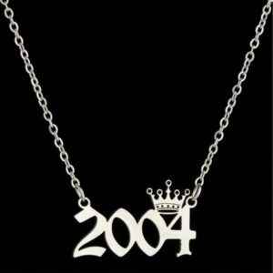 1 Pièce Collier D'année Numérotée En Acier Inoxydable, Commémorant Une Date Unique, Collier Pendentif En Forme De Couronne Pour Anniversaire, Cadeau D'anniversaire Pour Le Cou, Vintage, Élégant Et Minimaliste Collier De Chaîne De Clavicule Pendentif