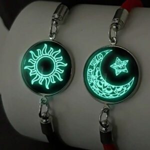 2 pièces/set Bracelets charms style bohème qui brillent dans le noir avec soleil, lune et étoiles. Corde en nylon incrustée de verre. Ensemble de bijoux de couple à la mode, idéal pour les fêtes, festivals de musique, Halloween/Noël, Thanksgiving, port toute l'année