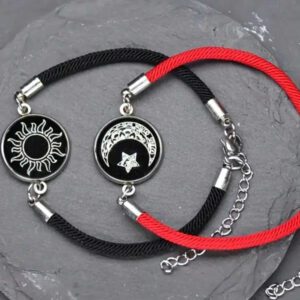 2 pièces/set Bracelets charms style bohème qui brillent dans le noir avec soleil, lune et étoiles. Corde en nylon incrustée de verre. Ensemble de bijoux de couple à la mode, idéal pour les fêtes, festivals de musique, Halloween/Noël, Thanksgiving, port toute l'année