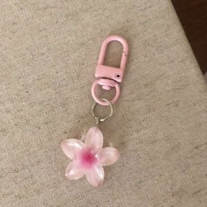 Porte-clés fleur de marguerite colorée et transparente, accessoires pour femmes et étudiantes, étui pour écouteurs, décoration de voiture, porte-clés fleur transparente d'Halloween, charms de porte-clés mignons, pendentifs de sac, cadeaux pour demoiselles d'honneur