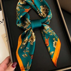 1 pièce Foulard carré en satin de soie à imprimé floral de luxe et , bandeau polyvalent pour femmes pour le tourisme, les vacances, les loisirs, le foulard de tête, les déplacements quotidiens, le petit col